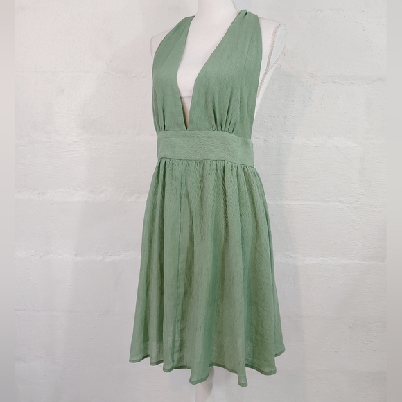 CUPSHE GREEN PLUNGE NECK DRESS NEW WITH TAG - Picture 13 of 14